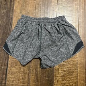 Lululemon low rise hotty hot 4” shorts